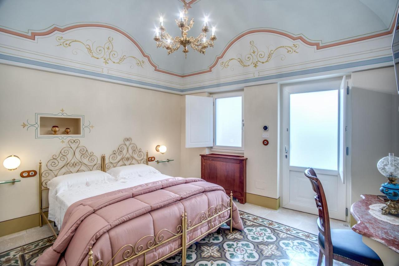 Palazzo Stunis - Dimora Di Charme Bed & Breakfast Остуни Екстериор снимка